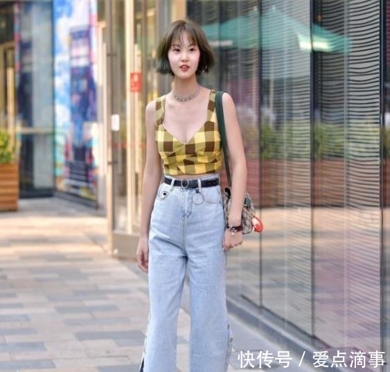  「粉色」街拍：明眸善睐的美女，一条灰色连衣裙外搭粉色外套，时尚女神范