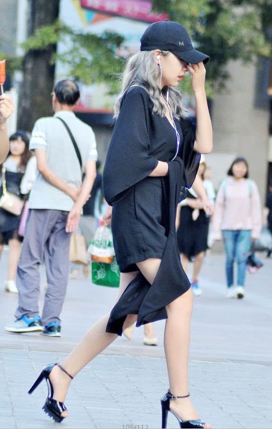 火辣时尚小姐姐黑色深V露背连衣裙露出一片天，吊带透视装霸气外