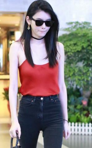 奚梦瑶现身机场，穿红色吊带奥妙身材一目了然，网友：腰以下全是