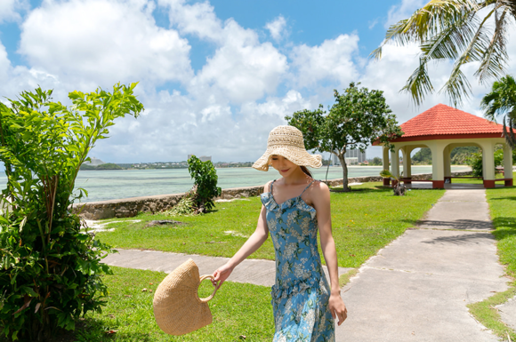 女神孙允珠，静谧海洋西西里蓝莓吊带长裙