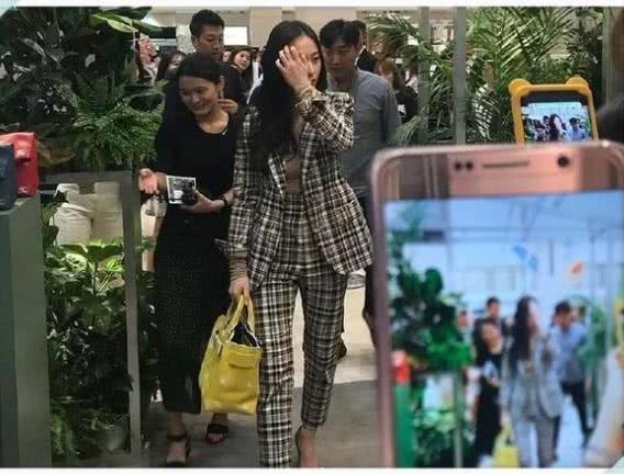 当80斤周冬雨和105斤郑秀晶同穿一件衣服，网友：瞬间不想减肥了