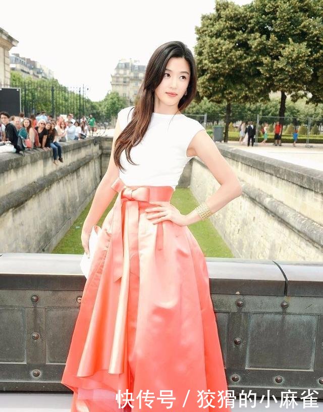 全智贤太拼了, 为了显腿长被勒出“三角区”, 网友: 不难受吗?