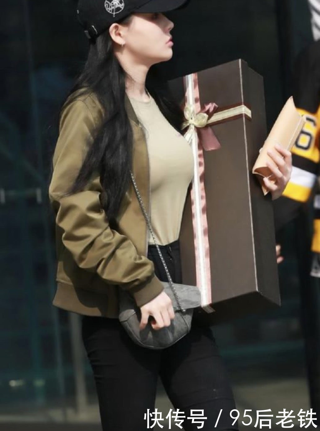 时髦紧身的牛仔裤穿上瞬间:视觉很甜美,显自然时尚之美