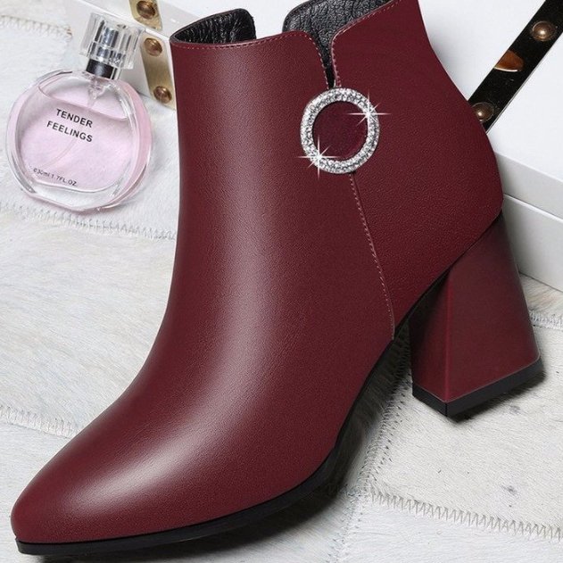 女人一旦过了45，别穿高跟鞋，多穿这“靴子”，简约不失优雅