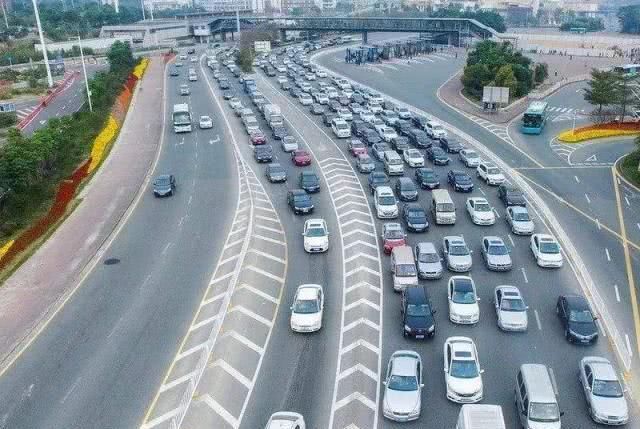  「汽车」高速路上汽车爆胎，停在应急车道换备胎，结果下高速发