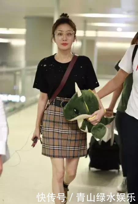 “富察皇后”走机场，破烂衣上满天星，脚上还踩了双“土味”鞋！