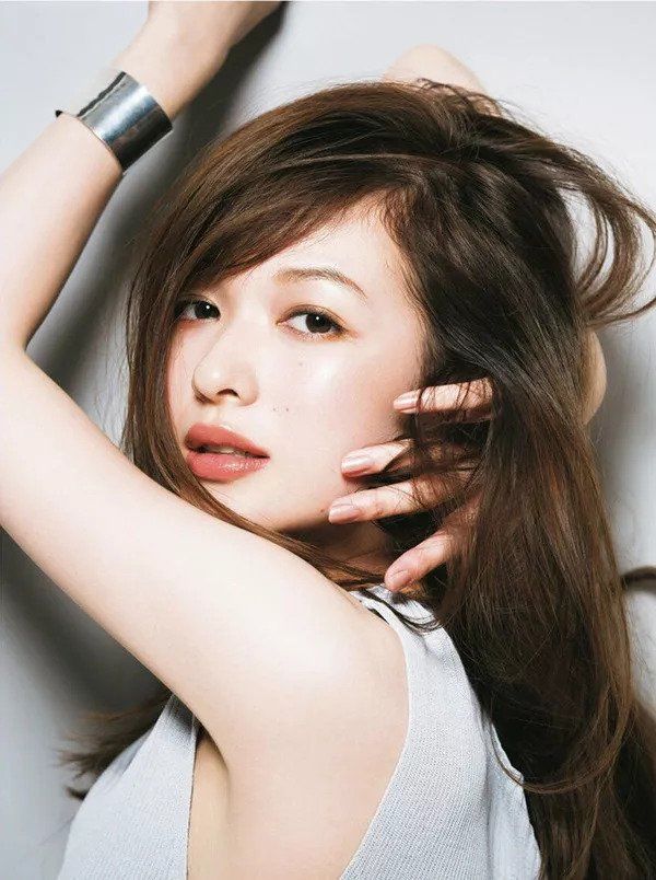 偷师| 修饰脸型还能一键美颜，她们的“高光大法”你确定不想学?