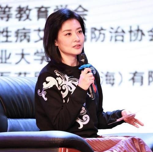 女人@女人上了40,尽量别作妖,像周涛这样优雅知性,也是一种时尚之美