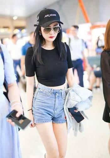 当159鞠婧祎撞上167的杨幂，身材比例好也没用，网友：短裤没罪