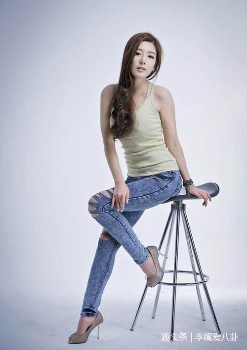 路人街拍，小个子美女穿短裙秀出迷人大长腿，这鞋子是败笔