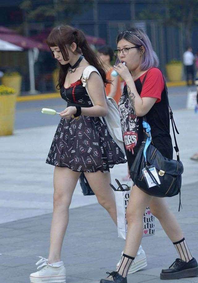 素人街拍: 吊带蕾丝T展现大好身材, 图四小姐姐让男人疯狂