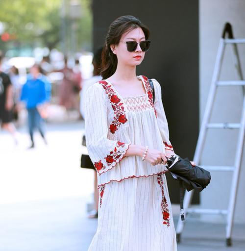 街拍：魅力时尚的姑娘皮肤白皙，气质可人，身材高挑又有型！