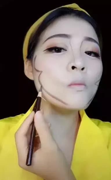 90后外卖大妈送餐都化妆,用胶带粘上肥肉后,太“惊艳”了!