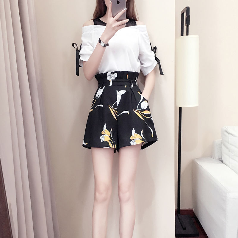 如果你不喜欢长裙，建议你穿短裤套装+裸鞋，拉长身材显高雅