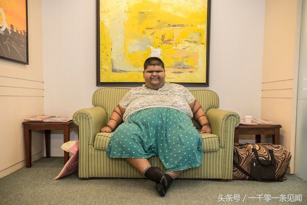 印度14岁小伙体重474斤成世界最胖，看到他爸妈后，这胖的没毛病