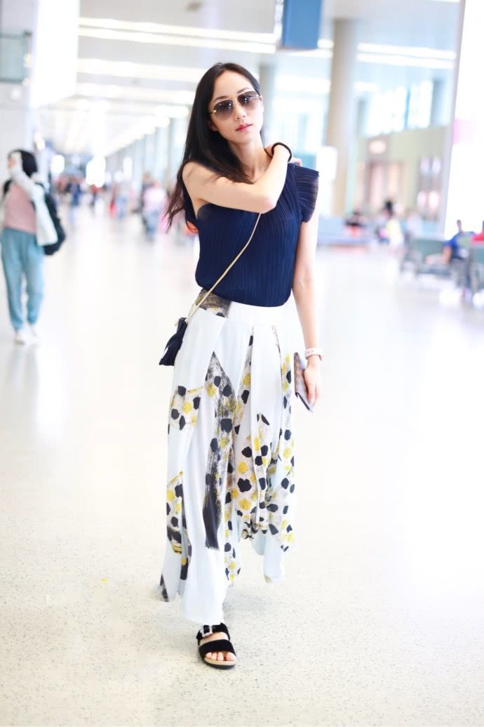 韩雪终于肯穿超短裤去机场了！大长腿太惊艳，屏幕都快装不下了！