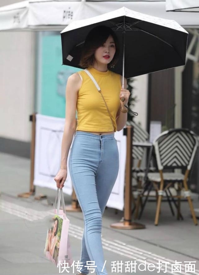  #优雅#亮黄色背心，修身牛仔裤，温柔大气，成为街上优雅动人的风景线！