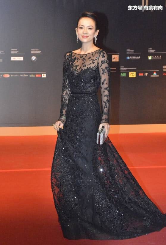 还是章子怡厉害，裙子上竟停了一直蝴蝶，莫不是香妃本人?