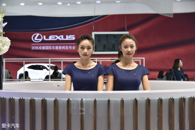 看2018成都国际车展各家美女争相斗艳