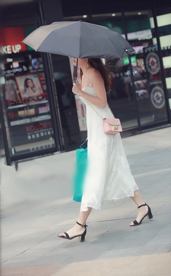 丰腴美女穿紧身打底裤，展现迷人气质，肉肉也挺可爱