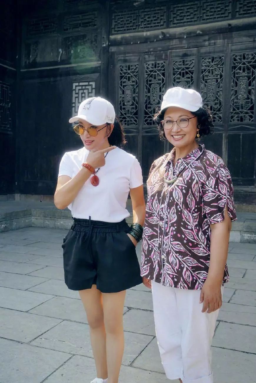 “装嫩”就服刘晓庆，64穿得像20多岁姑娘!没想到她舞技也这么好