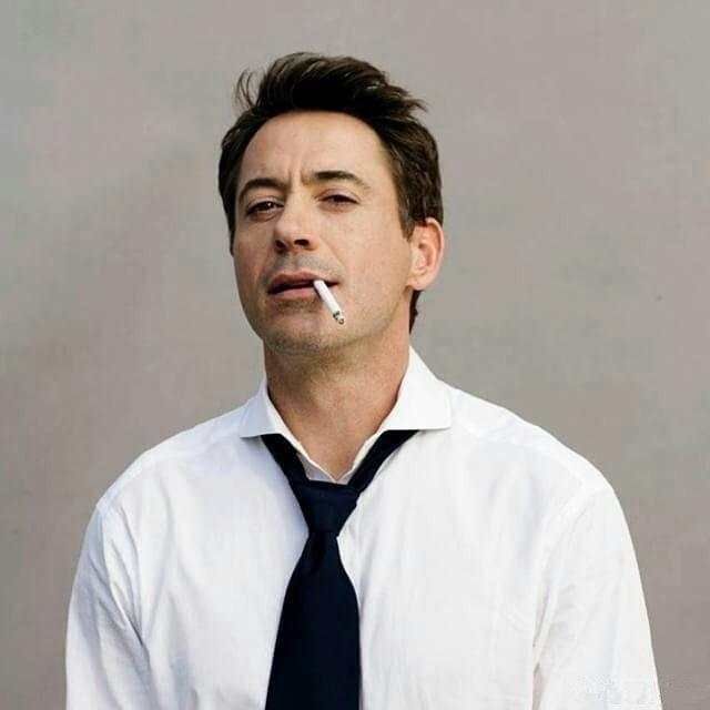 第一张是我们的钢铁侠小罗伯特唐尼,其实感觉叼烟有点违和,毕竟《复联