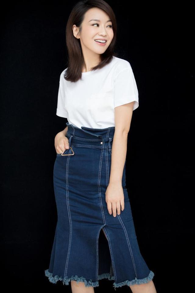 闫妮出席某次活动时穿搭有一些大胆，网友：超模也不会这么穿