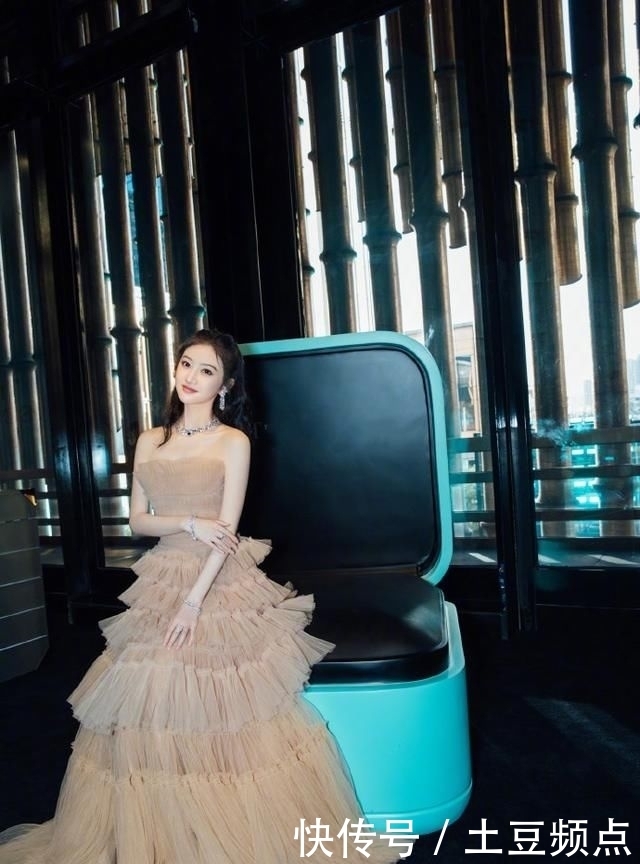 『 璀璨』搭配璀璨珠宝闪耀又梦幻,景甜一袭裸色抹胸层叠蛋糕裙甜美又性感