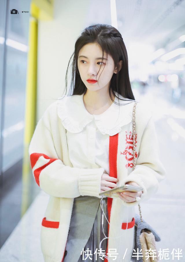  [少女感十足]小时候爱的娃娃领变成潮流神器，春天穿起来超减龄，少女范十足