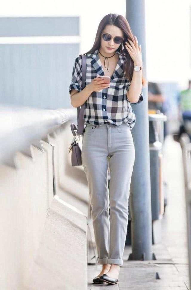 李沁35码的小脚出现在机场，别肉肉的，特别上镜！