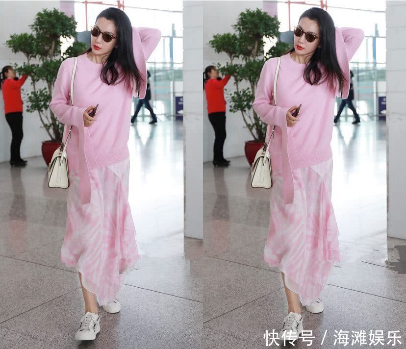 45岁李冰冰厉害！一条粉色高腰裙嫩成18，网友：许文楠好眼光