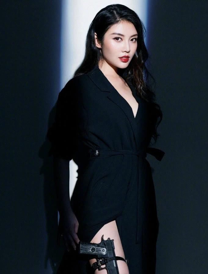 徐冬冬的浴袍从白色换成了黑色?反而更个性，身材好怎么穿都美