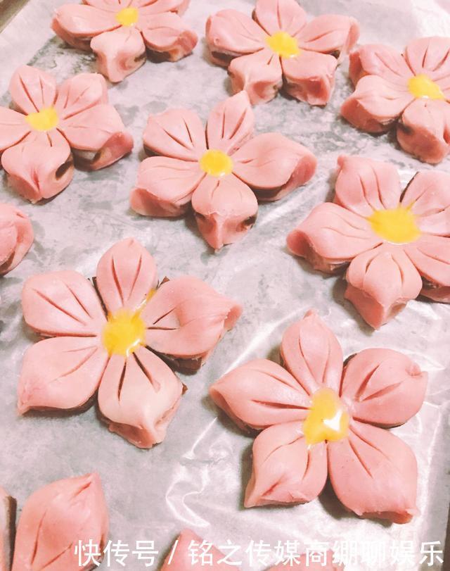  清明@清明时节教你做桃花酥，酥得掉渣一学就会，长辈特喜欢，全家爱吃