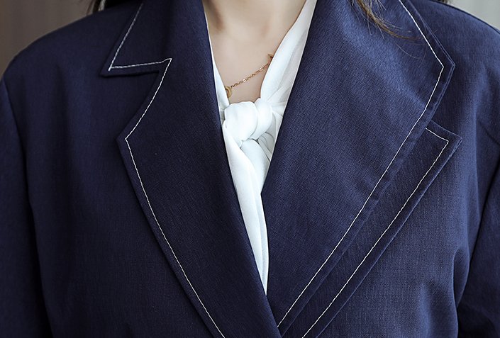 50岁小姨真会穿!瞧瞧她穿身上的“秋季套装”，洋气超显瘦