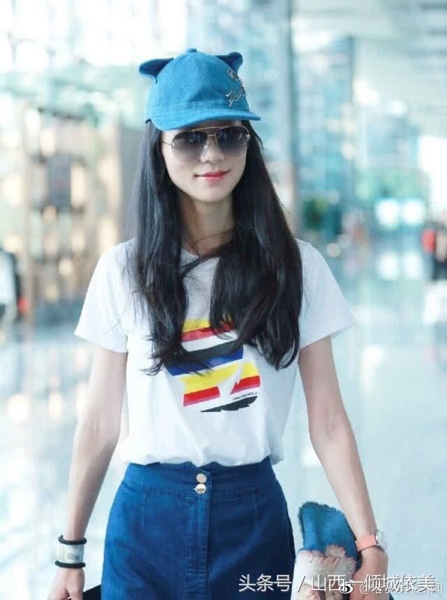 韩雪厉害了，这么紧的裙子怎么穿进去的，难怪下面要开分叉!