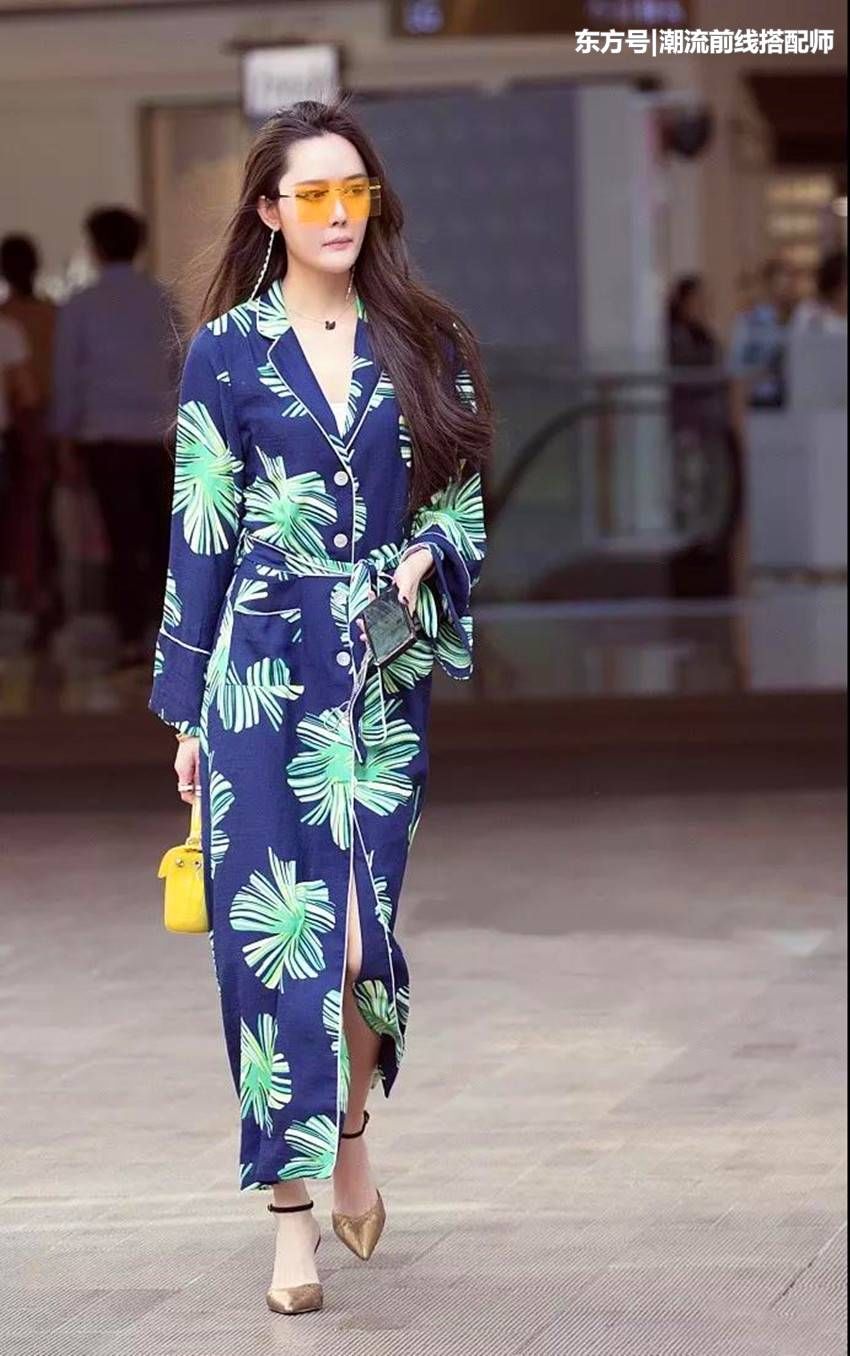 街拍:图2两位美女真会穿，皮裤又窄又短，图3美女皮裙很抢眼