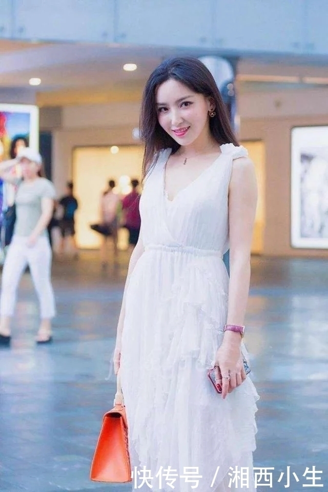 街拍：小姐姐白色连衣裙十分优雅有气质，甜甜的笑容十分有魅力！