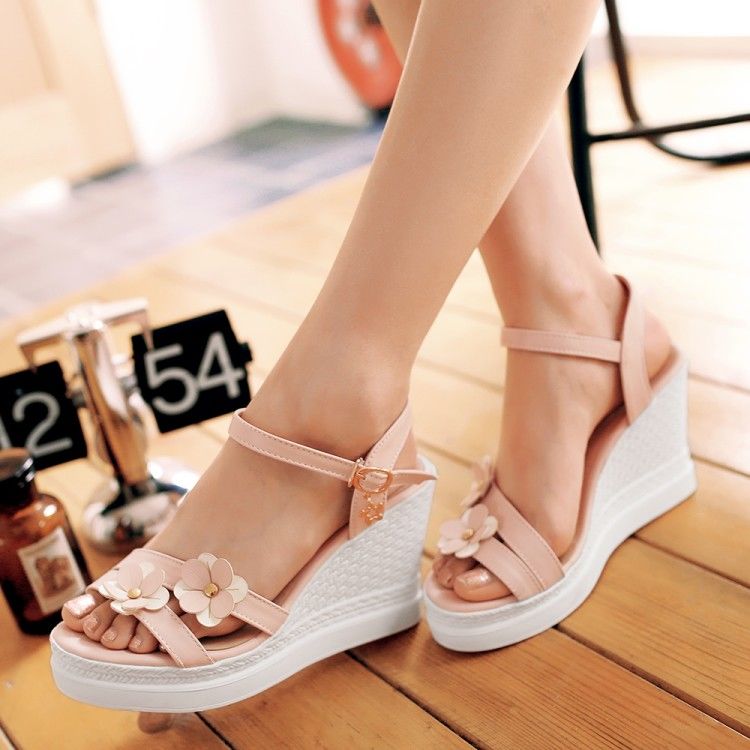 凉鞋款式太多挑花了眼!不妨来此一双，全方位美脚，穿出女人魅力