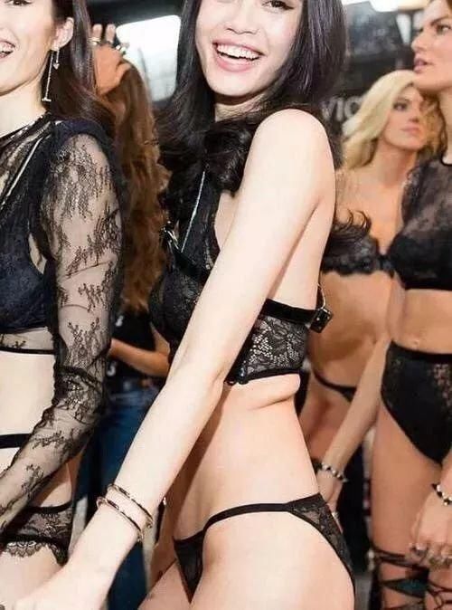 万万没想到，有一天虎背熊腰居然可以拿来形容她？