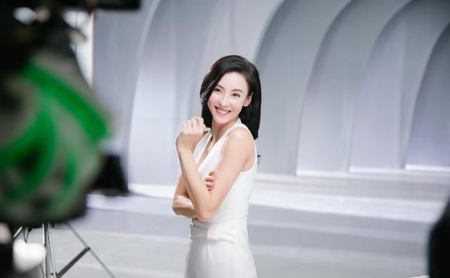 「 白裙」一袭白裙美成仙，网友：娱乐圈最美辣妈，张柏芝最新广告太惊艳