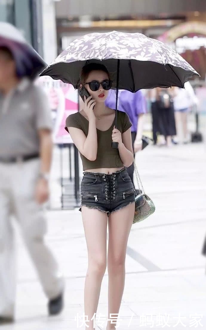 「版型设计」时尚街拍:肤白貌美的妹子,一袭紧身的露脐T恤衫,优雅而性感