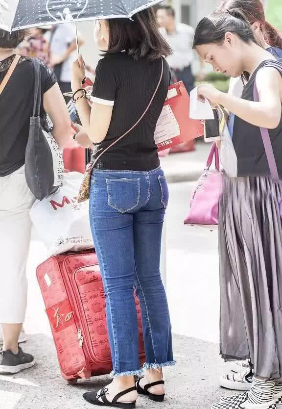 紧身牛仔裤美女魅力强大,从室内到室外,到外都留下靓丽的身影