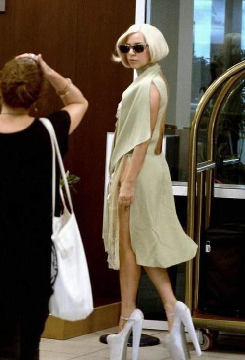 徐璐脚踩“两根针”出席活动，为了美也是蛮拼的，手一掰就断了!