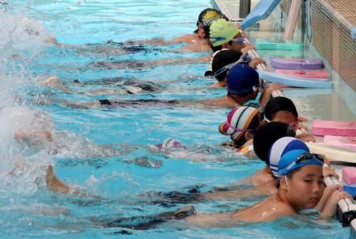 全世界最神奇的泳池，人们穿着衣服进去，游一圈出来衣服还是干的