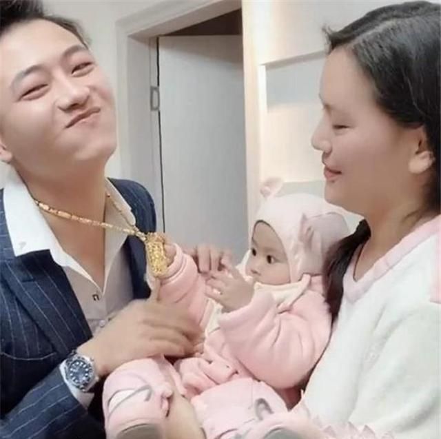  『长头发』舅舅做客后要走，小外甥女抓住大金项链不撒手：人走可以项链留下