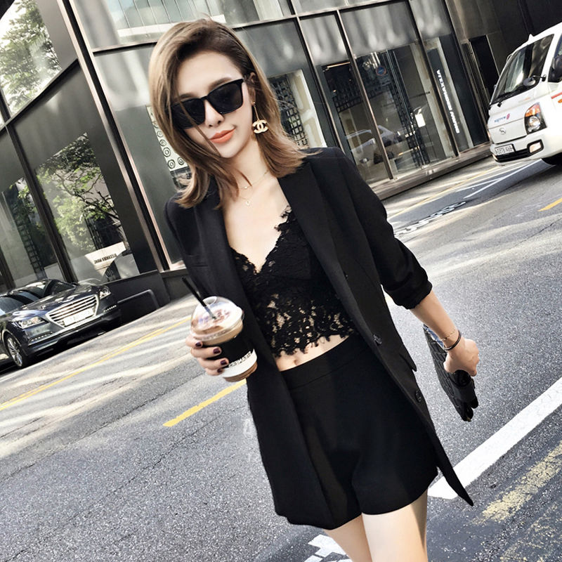 天一冷就穿毛衣，土!今年国庆流行短风衣+烟管裤，洋气又显瘦