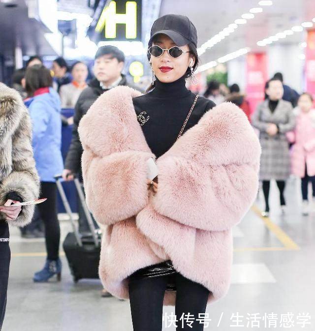 吉克隽逸终于穿衣正常了，只是这脸到底涂了多厚的粉，这么白！