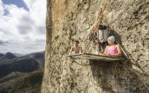 世界唯一不怕强拆钉子户，靠一根钉子睡悬崖，网友：怎么上厕所？