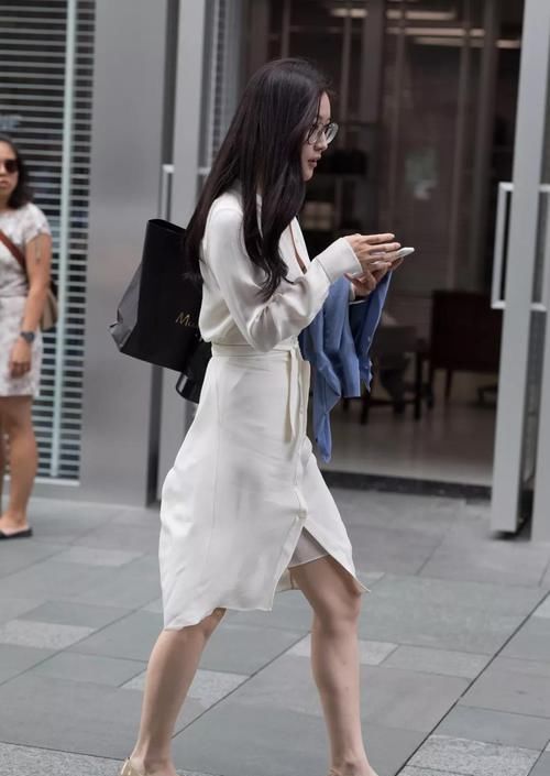  显瘦|街拍：斯斯文文的眼镜妹，穿搭时尚显白又显瘦