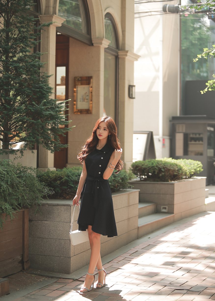 女神珠珠:黑咖啡愠色竖条不对称束腰裙